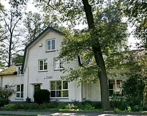 Vakantiehuis OV129 in Enschede, Twente, Overijssel, baadt in het zachte licht van de ondergaande zon.