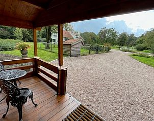 Uitzicht vanaf de veranda van Vakantiehuis in Enschede, Twente, op een rustige omgeving in Overijssel.