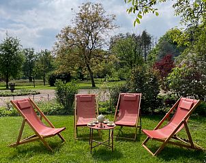 Ontspanningsruimte in de tuin van Vakantiehuis in Enschede, Twente, met ligstoelen in Overijssel.