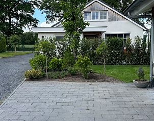 Oprit naar het vakantiehuisje in Enschede, gelegen in het groene Twente.