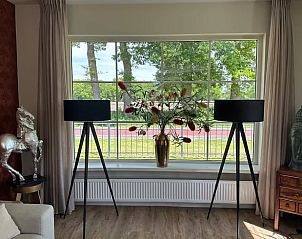 Licht interieur met grote ramen in het vakantiehuisje in Enschede, Twente.