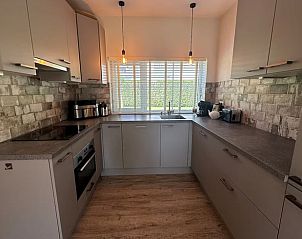 Moderne keuken in Vakantiehuisje in Enschede, voorzien van alle gemakken.