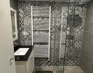 Moderne badkamer met douche in het vakantiehuisje in Enschede, Twente.