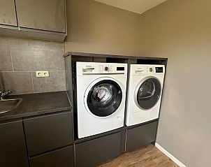 Wasruimte in Vakantiehuisje in Enschede, voorzien van moderne apparatuur.