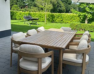 Terras met houten tafel in Vakantiehuisje in Enschede, ideaal voor buiten eten.