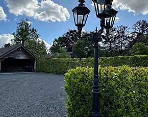 Ruime parkeerplaats bij Vakantiehuisje in Enschede, omgeven door groen.