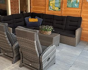 Comfortabele zithoek op het terras van Huisje in Enschede, vakantiehuis in Overijssel.