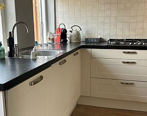 Keuken met moderne apparatuur in Huisje in Enschede, vakantiehuis in Overijssel.