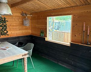 Rustieke sfeer in de buitenruimte van Huisje in Enschede, vakantiehuis in Overijssel.