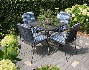 Intiem terras met zitje bij Vakantiehuis in Oldenzaal, Twente, ideaal voor ontspannen momenten in de natuur.