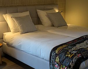 Gezellige eethoek in Vakantiehuis in Oldenzaal, Twente, met uitzicht op het omliggende landschap.