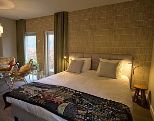 Stijlvolle details in de slaapkamer van Vakantiehuis in Oldenzaal, Twente, met unieke decoratieve elementen.