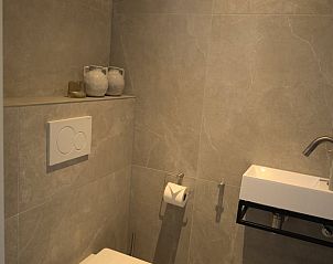 Luxe badkamer in Vakantiehuis in Oldenzaal, Twente, met dubbele wastafel en sfeervolle spiegels.