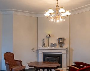 Elegante zithoek met open haard in Huisje in Oldenzaal vakantiehuis in Twente, Overijssel.