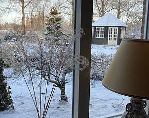 Winterlandschap gezien vanuit Huisje in Oldenzaal vakantiehuis in Twente, Overijssel.