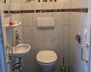 Moderne badkamer in Huisje in Oldenzaal vakantiehuis in Twente, Overijssel met toilet en wasbak.