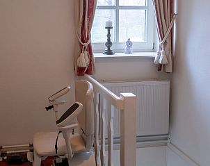 Traplift in Huisje in Oldenzaal vakantiehuis in Twente, Overijssel voor extra toegankelijkheid.