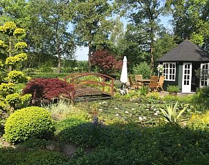 Zomertuin met vijver en prieel bij Huisje in Oldenzaal vakantiehuis in Twente, Overijssel.