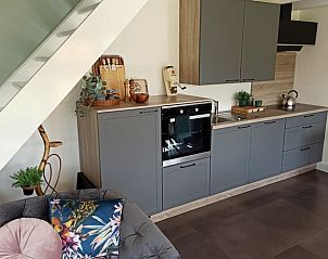 Moderne keuken in Huisje in Oldenzaal, compleet uitgerust voor een comfortabel verblijf.