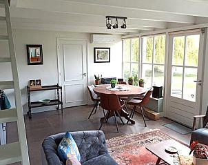 Gezellige woonkamer in Huisje in Oldenzaal, vakantiehuis in Twente, met veel daglicht.