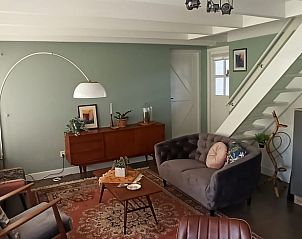 Comfortabele leefruimte in Huisje in Oldenzaal, vakantiehuis in Twente, met moderne inrichting.