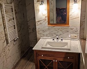 Luxe badkamer in Huisje in Oldenzaal, Twente, met marmeren afwerking en moderne voorzieningen.