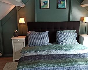 Knusse slaapkamer in Huisje in Oldenzaal, Twente, met sfeervolle verlichting.