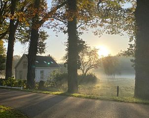 Huisje in Oldenzaal in Twente, vakantiehuis bij zonsopgang met prachtige natuur.