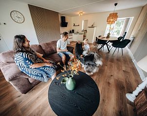 Gemtliches Wohnzimmer des Huisje in Markelo, Ferienhaus in Twente, Overijssel, mit moderner Einrichtung und familienfreundlicher Atmosphre.