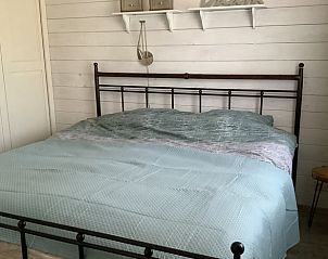 Comfortabele slaapkamer in vakantiehuis in Markelo, Twente, met groot bed.