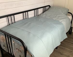 Eenpersoonsbed in gezellige slaapkamer van vakantiehuis in Markelo, Twente.