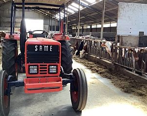 Rode tractor in de stal bij vakantiehuis in Markelo, Twente, Overijssel.