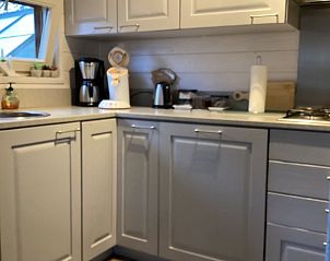 Praktische keuken met wit interieur in vakantiehuis in Markelo, Twente.