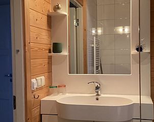 Moderne wastafel en spiegel in badkamer van vakantiehuis in Markelo, Twente.