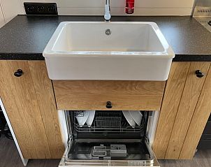 Practical kitchen in Holiday cottage in Markelo, Twente, Overijssel with dishwasher and spacious sink.