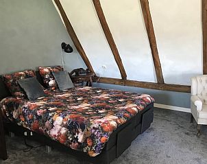 Gezellige slaapkamer in Vakantiehuisje in Markelo, Twente, Overijssel met houten balken en comfortabele inrichting.