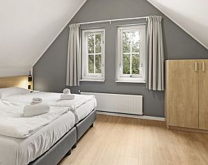 Ruime slaapkamer met dakraam in Landgoed De Elsgraven bungalow in Enter, Twente.