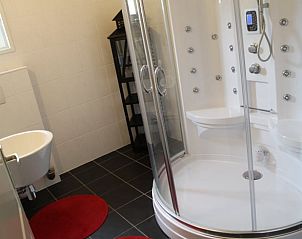 Moderne badkamer in Vakantiehuis in Notter met luxe douche, Twente, Overijssel.