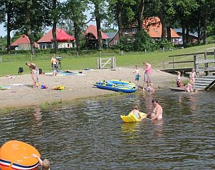 Zwemmen en spelen bij meer nabij Vakantiehuis in Notter, Twente, Overijssel.