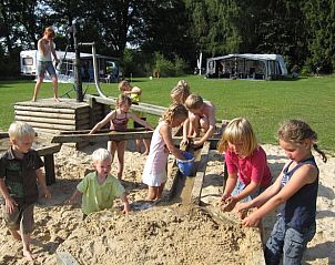Kinderen spelen in zandbak bij Vakantiehuis in Notter, gezinsvriendelijk in Twente, Overijssel.
