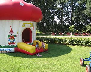 Speeltuin met paddenstoel springkussen bij Vakantiehuis in Notter, Twente, Overijssel.