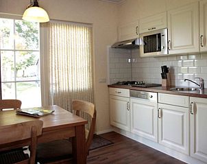 Knusse keuken in Huisje in Notter, vakantiehuis met eetruimte in Twente, Overijssel.