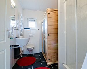 Moderne badkamer met sauna in Huisje in Notter, vakantiehuis in Twente, Overijssel.