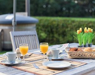 Ontbijt op het terras van Huisje in Notter, vakantiehuis in het serene Twente, Overijssel.