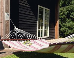 Relaxen in een hangmat bij Huisje in Notter, vakantiehuis in de groene omgeving van Twente, Overijssel.
