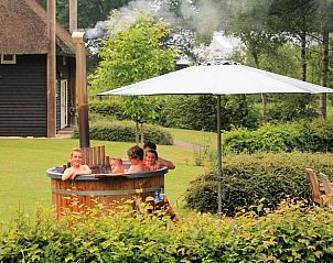 Gezellig samenzijn in de hottub bij Huisje in Notter, vakantiehuis in Twente, Overijssel.