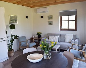 Lichte woonkamer in Vakantiehuis in Notter, een ontspannende plek in Twente, Overijssel.