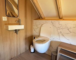 Stijlvolle badkamer met houten afwerking in Vakantiehuis in Notter, Twente, Overijssel.