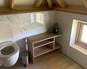 Ruime badkamer met natuurlijk licht in Vakantiehuis in Notter, Twente, Overijssel.