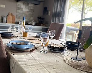 Elegante eetkamer in Vakantiehuisje in Daarle, Twente, met gedekte tafel.